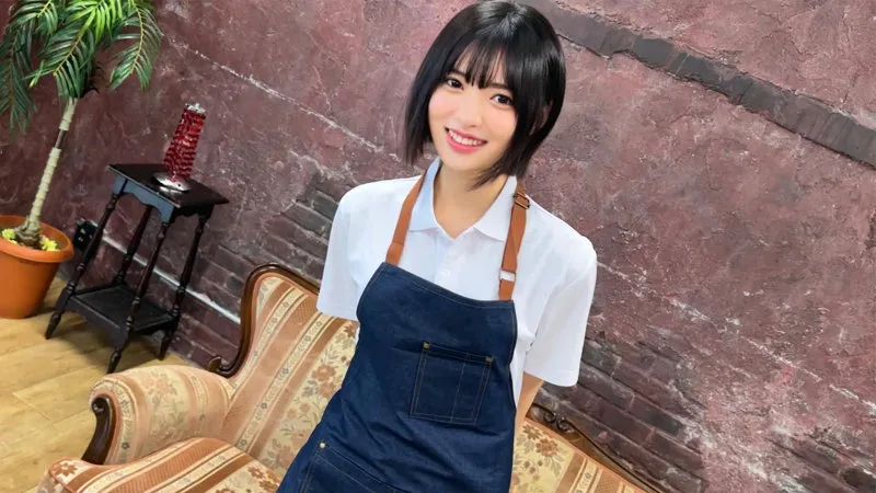 【虹村ゆみ】カフェ店員の黒髪ショート美少女が裸エプロンで中出しセックス smjs102